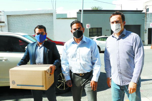 Alfonso Robledo (der.) llevó documentos “clave”. LEONEL ROCHA
