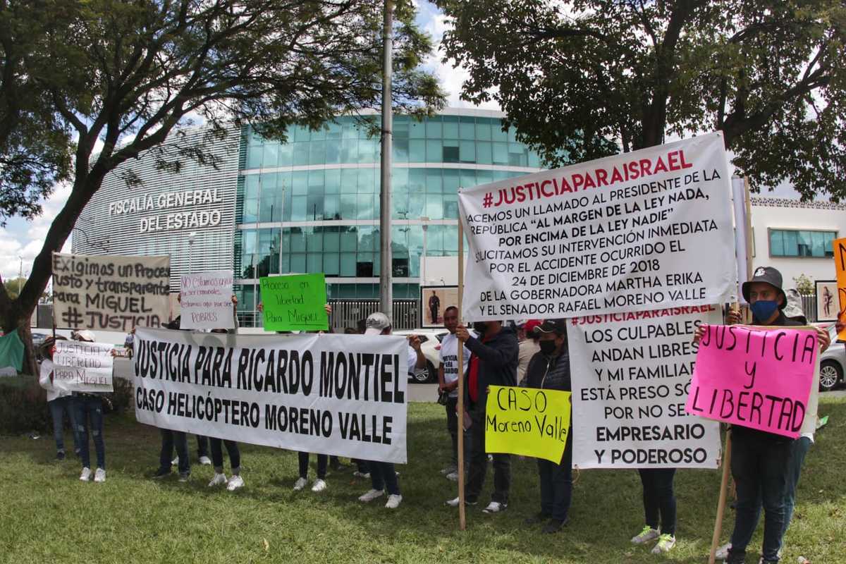 Familiares de los detenidos por la muerte de los Moreno Valle se manifestaron en las inmediaciones de la FGE | Melanie Torres