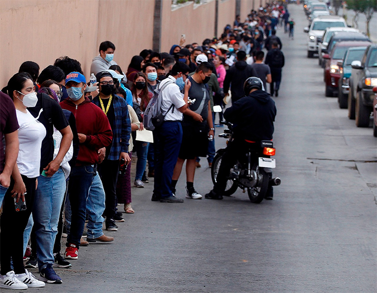 Largas filas se vieron por la mañana. |EFE