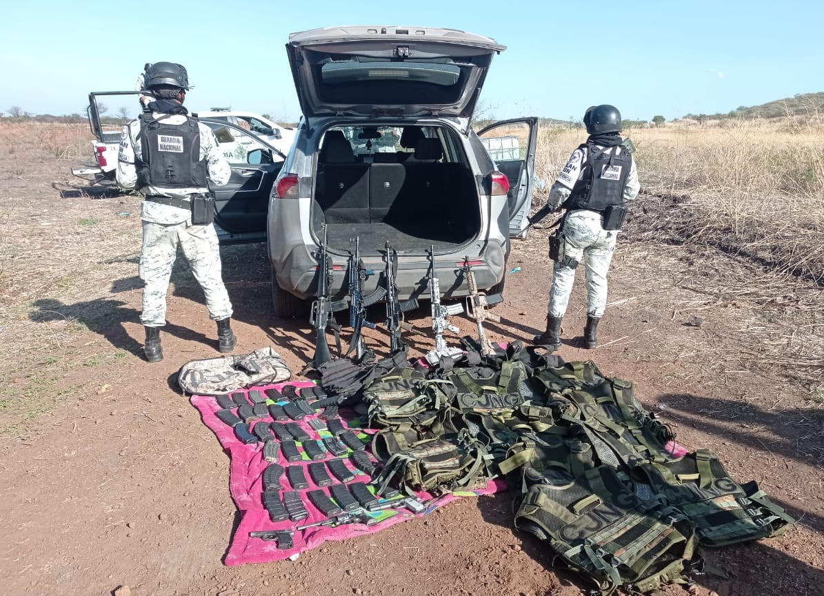Las armas fueron aseguradas por los elementos del Ejército.