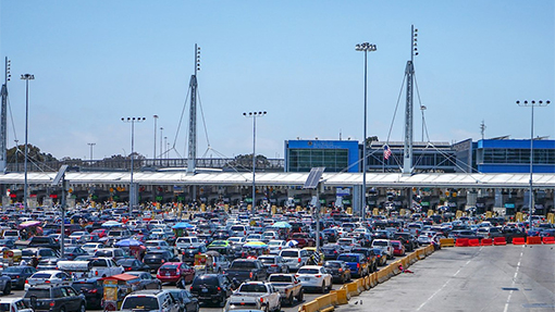 Migrantes buscan llegar a EU en coches particulares