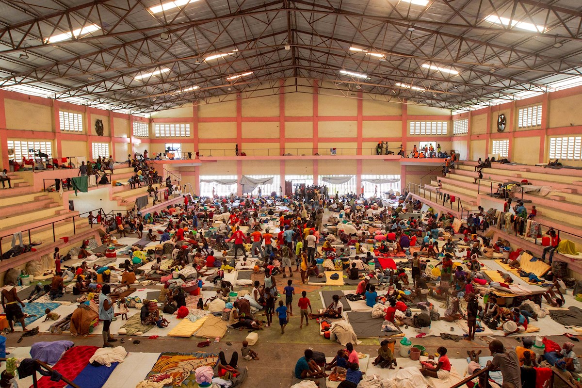 Más de mil 500 personas se refugian en un centro deportivo ante la imposibilidad de volver a casa. (EFE)