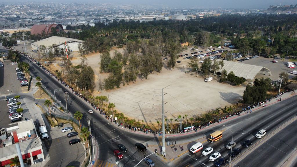 Miles de personas han tenido que esperar en largas filas su turno.