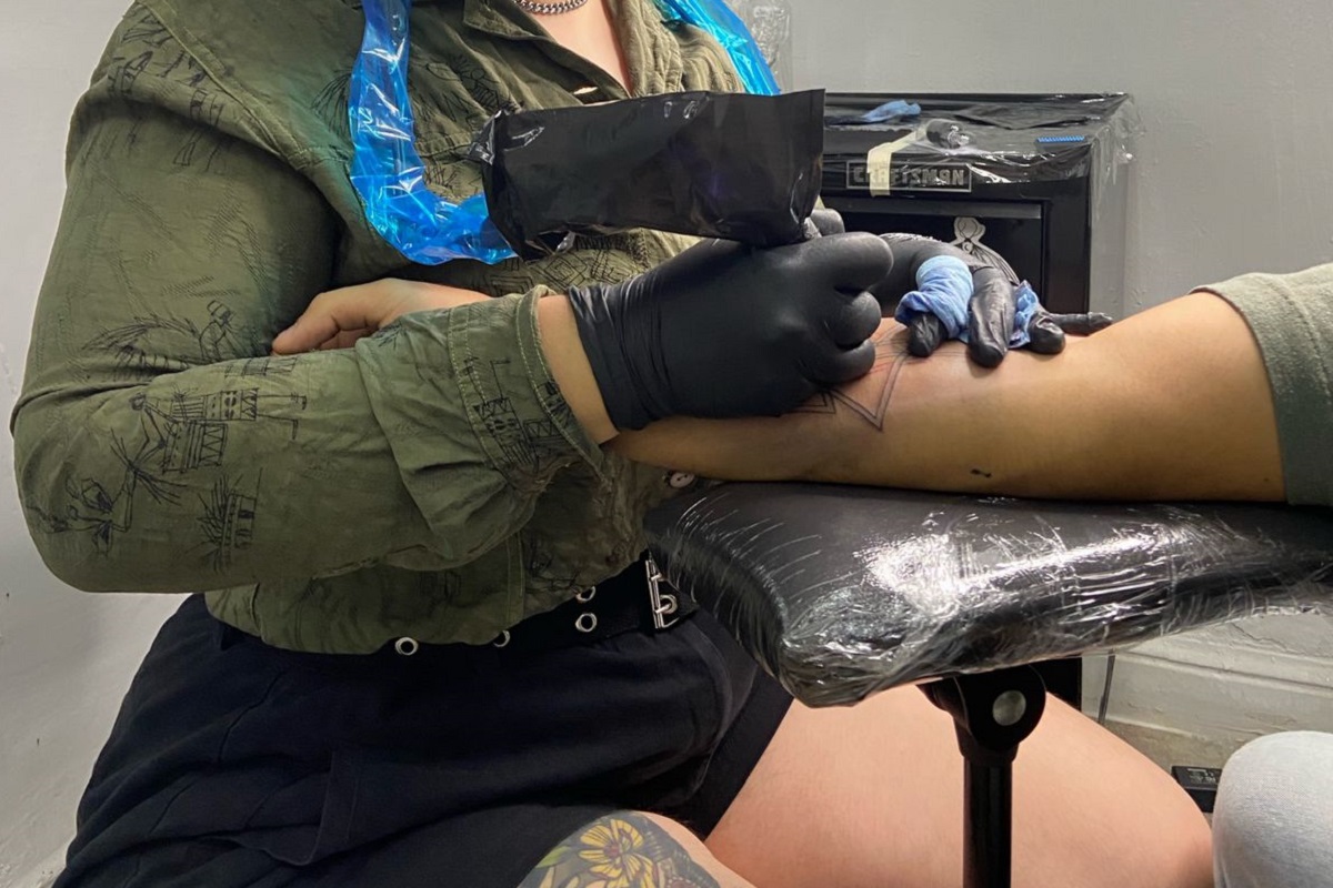 Se recomienda que la persona que se va a tatuar llegue bien hidratado y con tiempo de disposición. (cortesía)