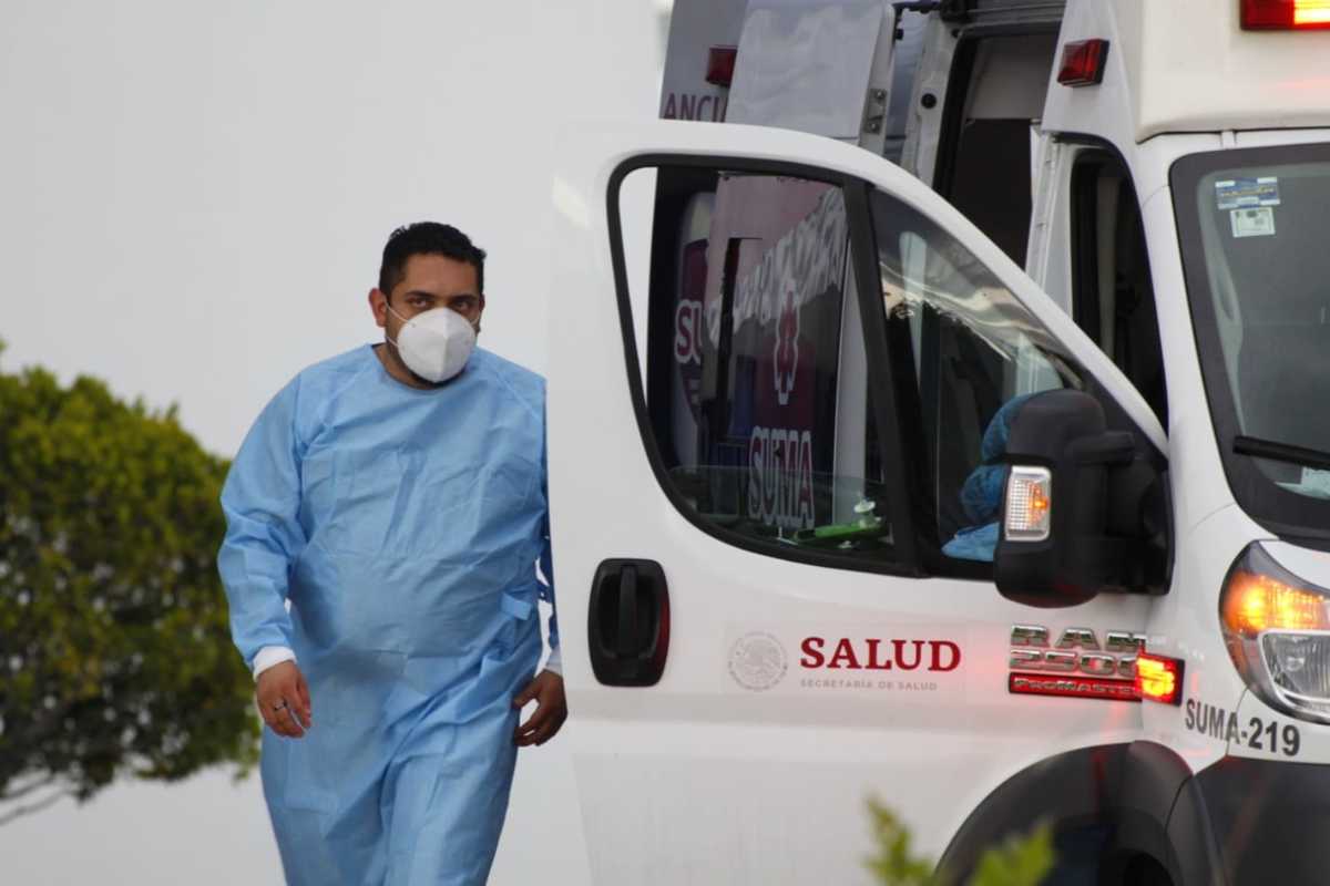 Una ambulancia llega con  paciente al Hospital General de Cholula, donde se atienden pacientes covid-19.  (Melanie Torres)