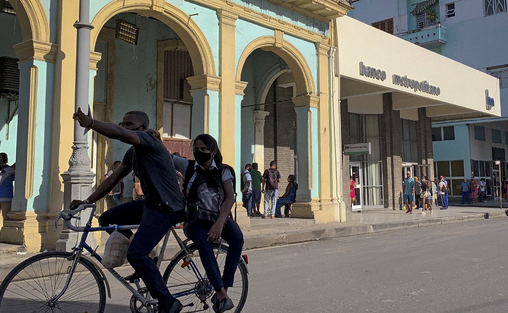 La crisis económica en Cuba ha derivado en el aumento en número de migrantes hacia EU. (AFP)