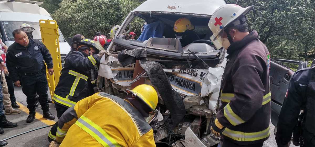 Elementos de Protección Civil auxilian a usuarios que viajaban en la urvan. (Foto: PC Atotonilco el Grande)