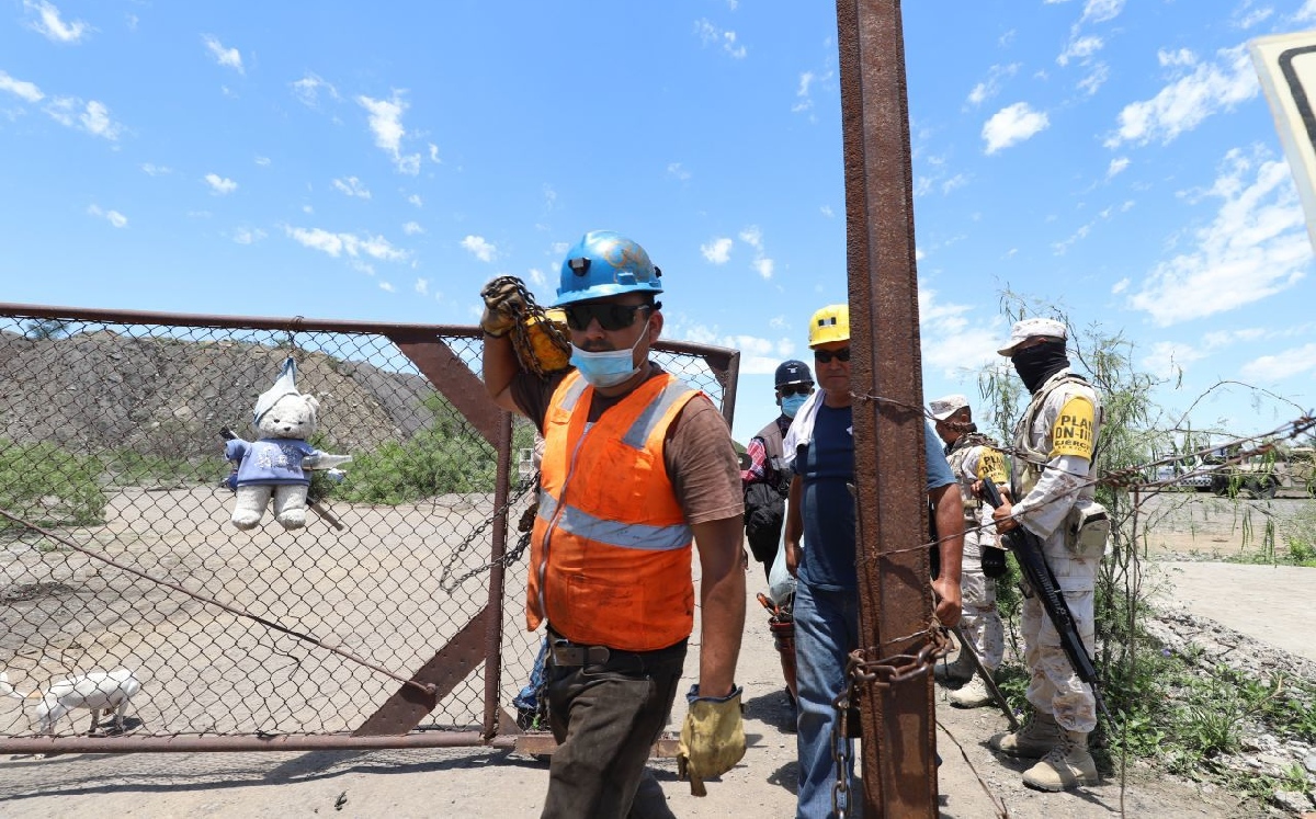 Familiares y compañeros de los mineros continúan al exterior del lugar del accidente. (Cuartoscuro)