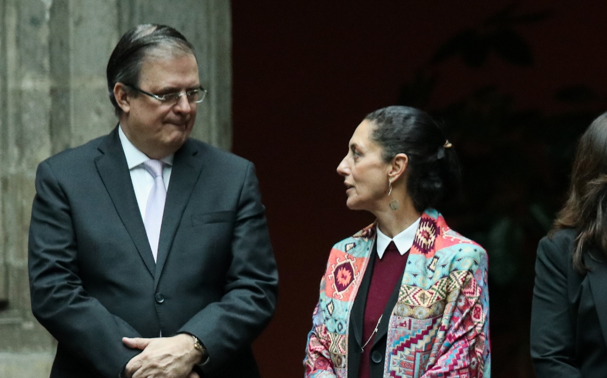 Marcelo Ebrard y  Claudia Sheinbaum durante una ceremonia en Palacio Nacional. (Cuartoscuro)