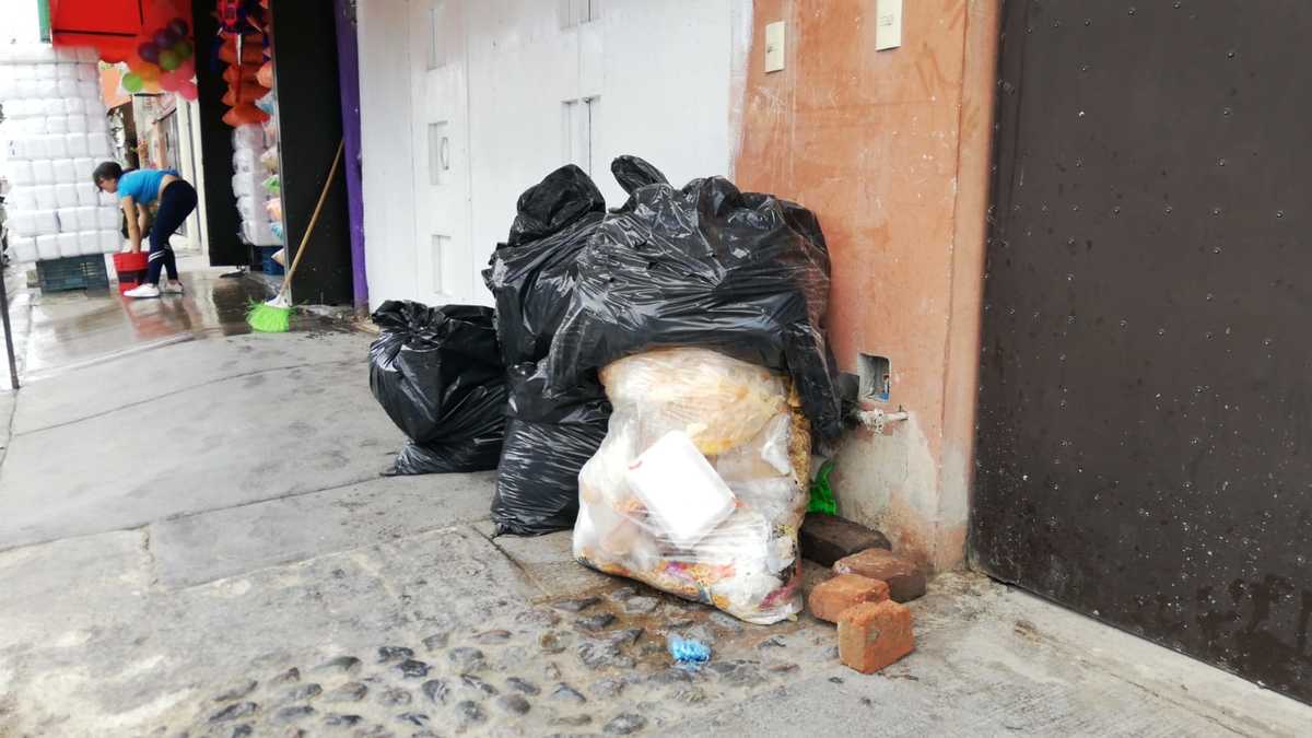 La noche del jueves la empresa PASA regularizó la recolecta de basura en León. Foto: Dany Béjar.