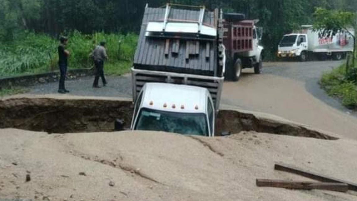 En Oaxaca, lluvias provocan socavón; se traga camioneta