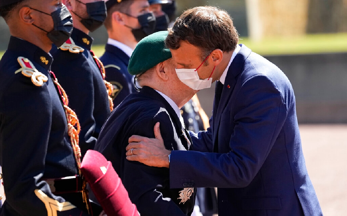 Un veterano de la Segunda Guerra Mundial es saludado por el presidente francés durante una ceremonia. (AP)
