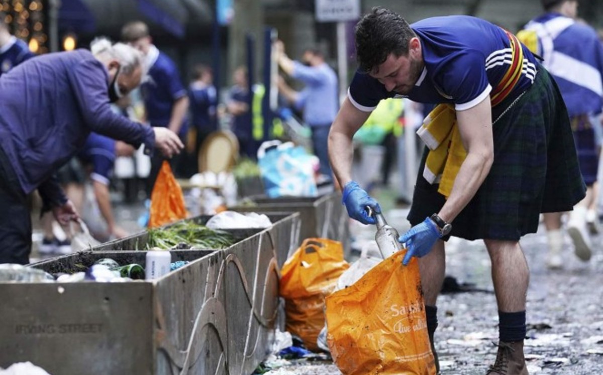 Aficionados escoceses limpian las calles de Londres (AP)