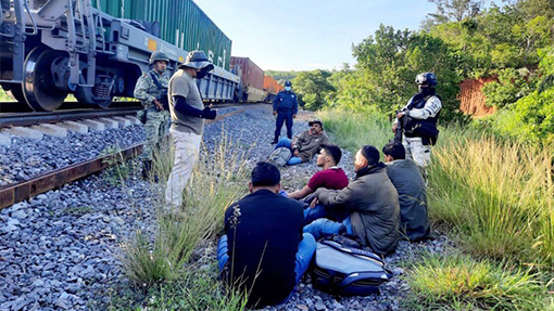 Aseguran a 14 migrantes que iban escondidos en cabús de ferrocarril en Oaxaca