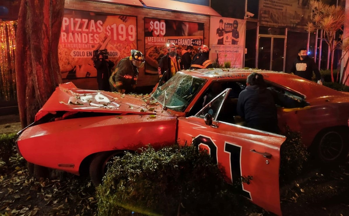 El auto chocó contra un árbol en la avenida Universidad. | Enrique Luna