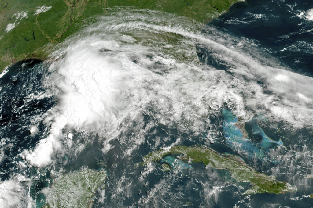 'Claudette' tocó tierra en el sureste del estado de Louisiana, EU, donde deja ya fuertes lluvias | AP