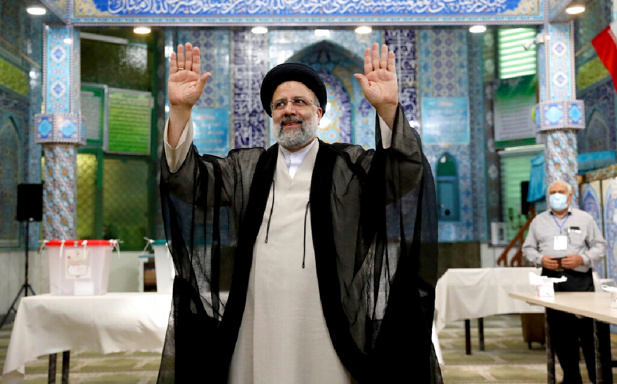 Ebrahim Raisi saluda a los medios tras votar en Teherán. (AP)