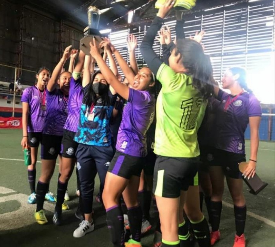 El equipo femenil del CEUMH en la celebración del título. (Especial)