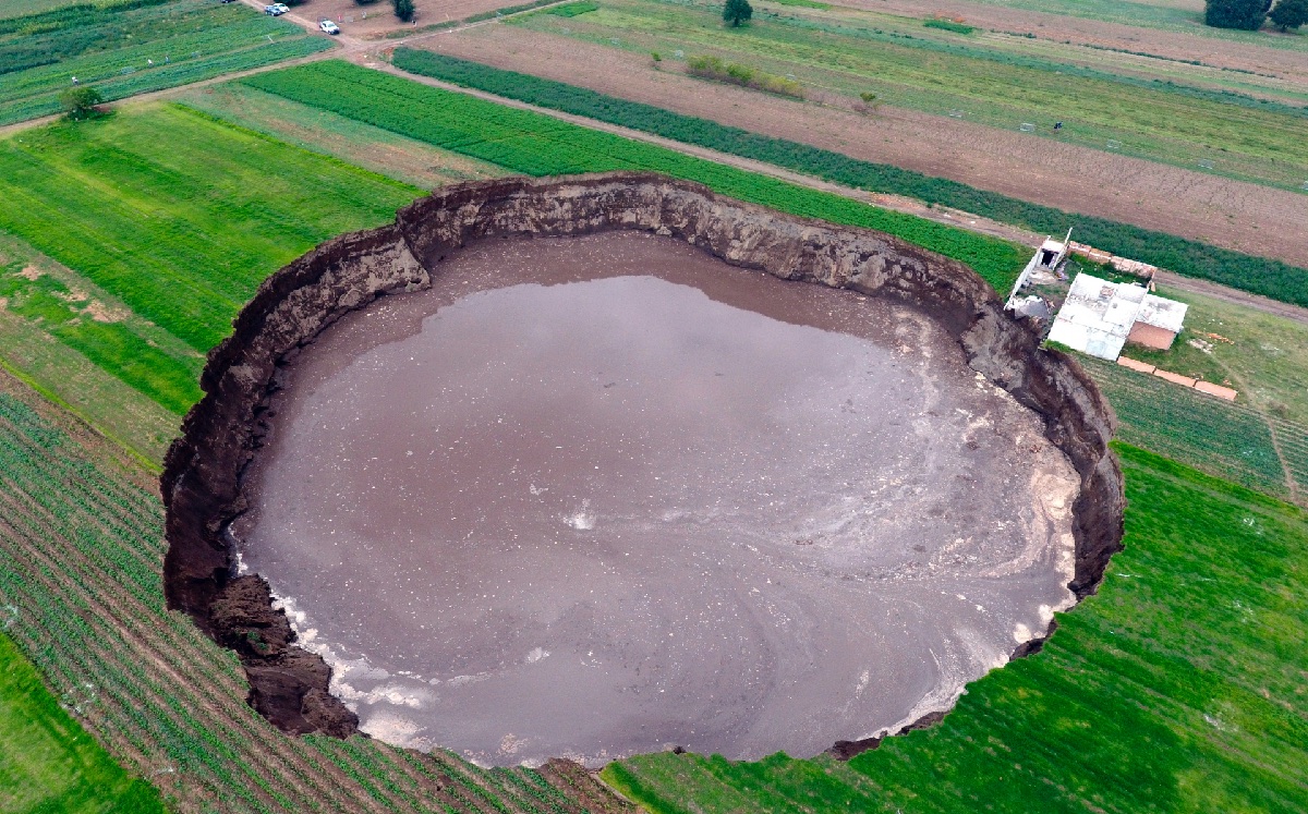 La extracción de agua ha sido señalada como causante del socavón en Puebla. (EFE)