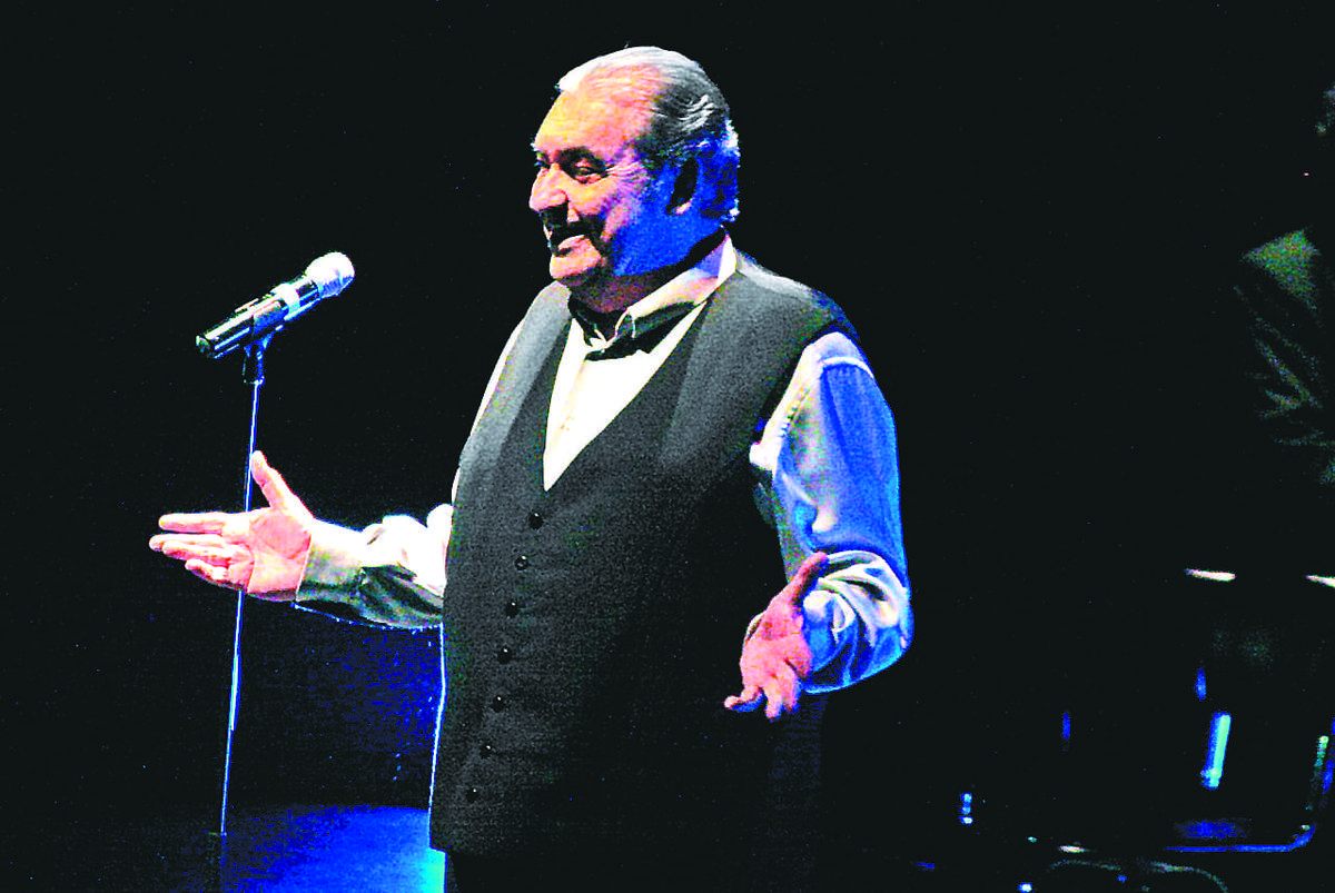El intérprete incluía a su padre en sus canciones de forma recurrente. Archivo
