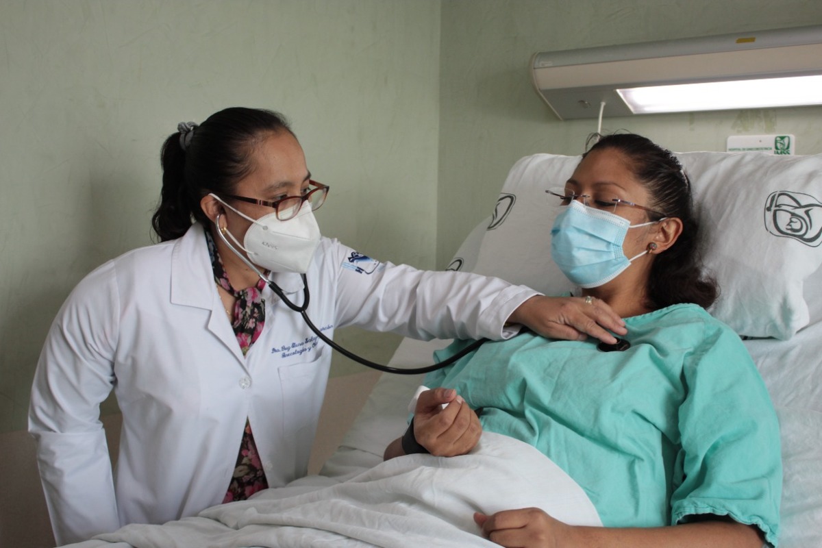 Personal del IMSS atendió el embarazo y dio seguimiento al tratamiento de mieloma múltiple que padece Abril en su columna. (Especial)