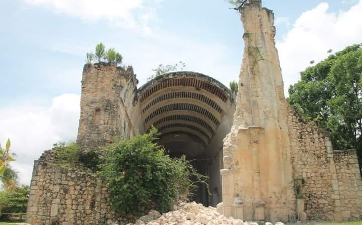 Se registró un derrumbe parcial de la fachada del frontispicio de la capilla (Instagram: Tihosuco Histórico).