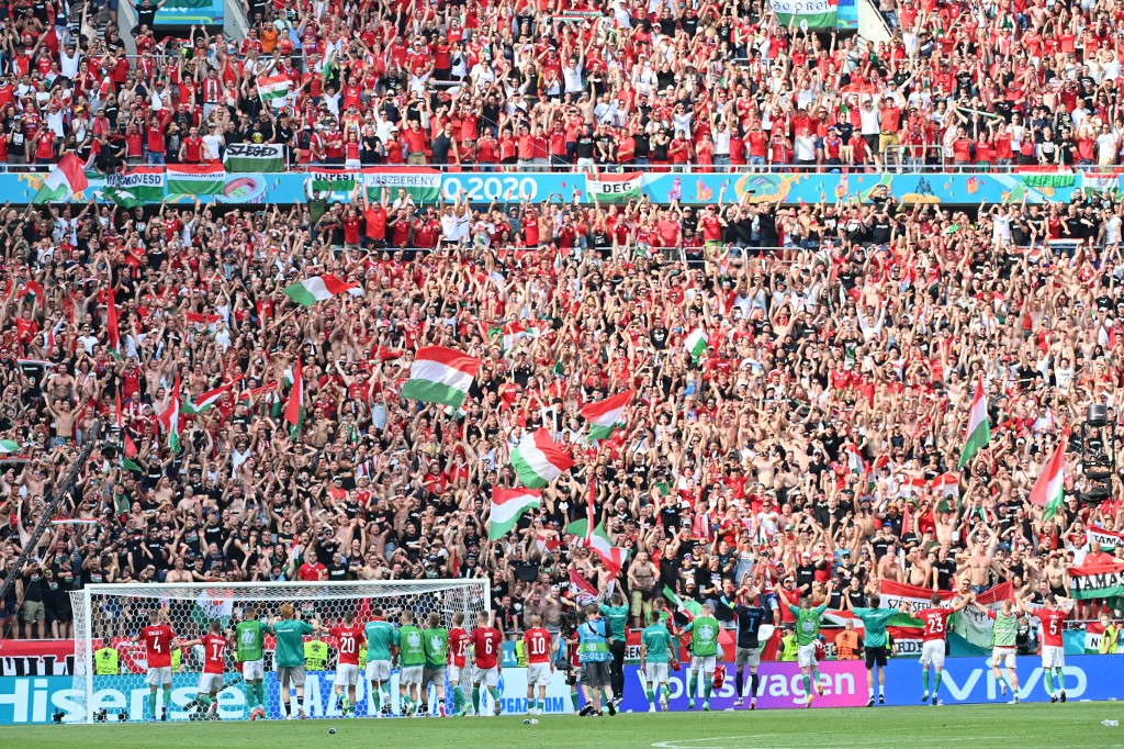 Afición de Hungría en el Púskas Arena (AFP)