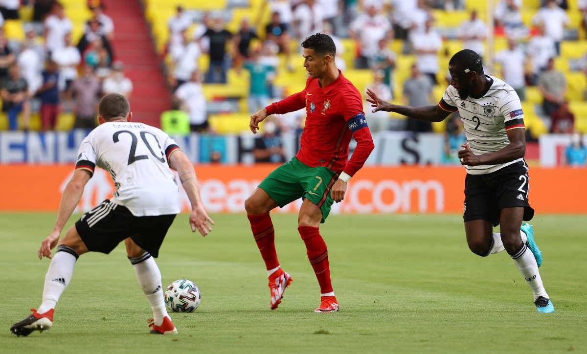 Cristiano Ronaldo finta a Rüdiger en el Portugal vs Alemania