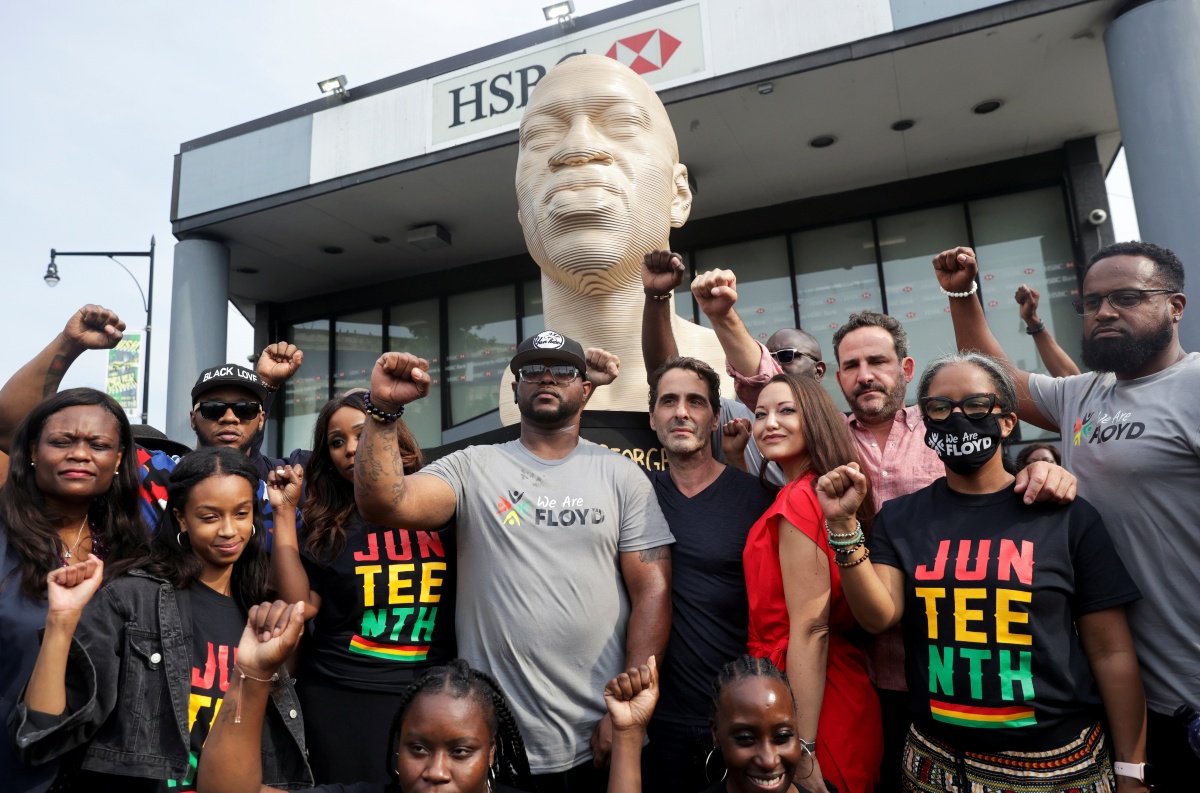 La estatua de George Floyd fue develada durante las celebraciones del Juneteenth. (Reuters)