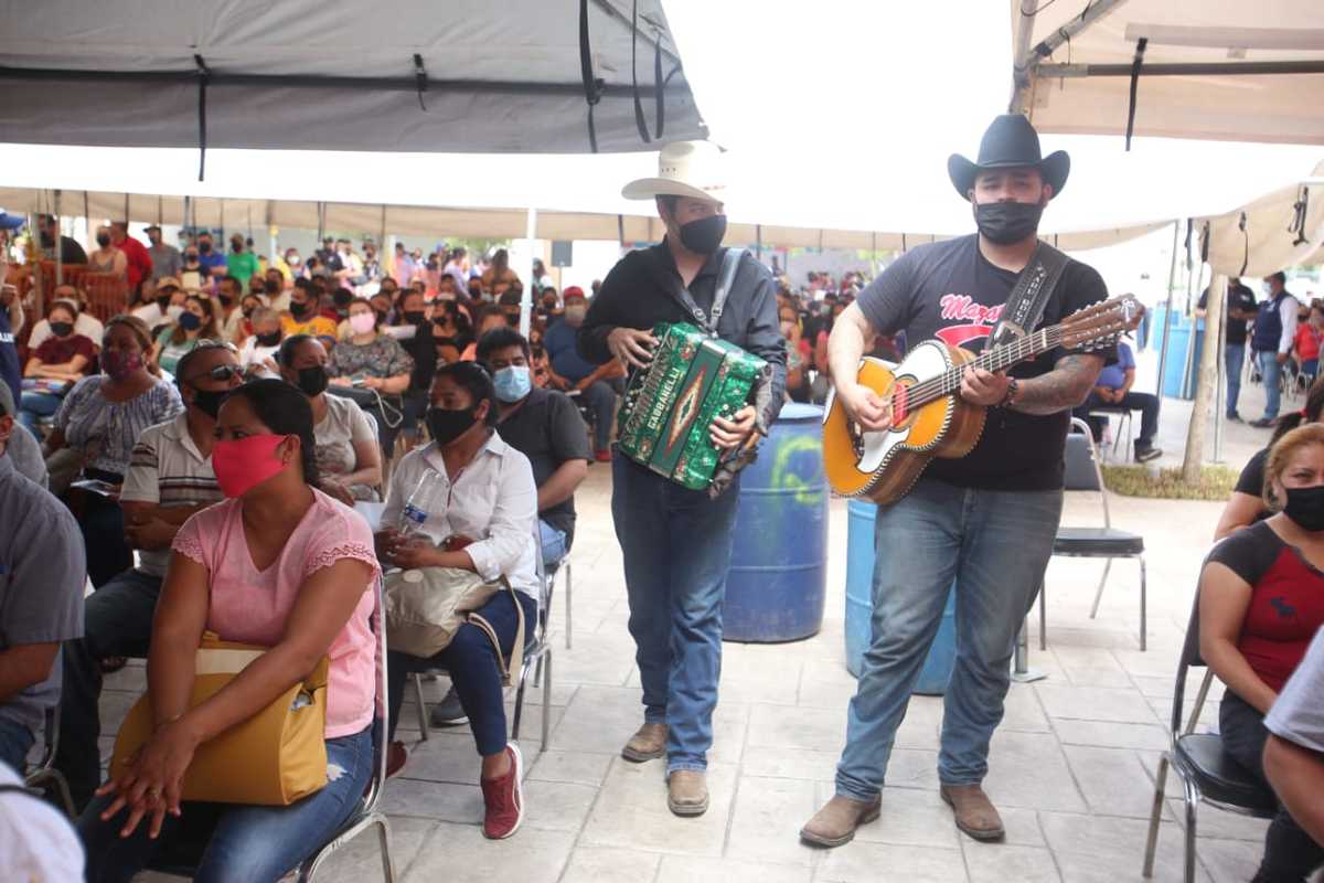 Festejan a papás con vacuna anticovid y música en Santa Catarina. Foto: Raúl Palacios.