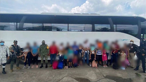 Hallan cuerpo de hondureña abandonado a la orilla de autopista en Veracruz
