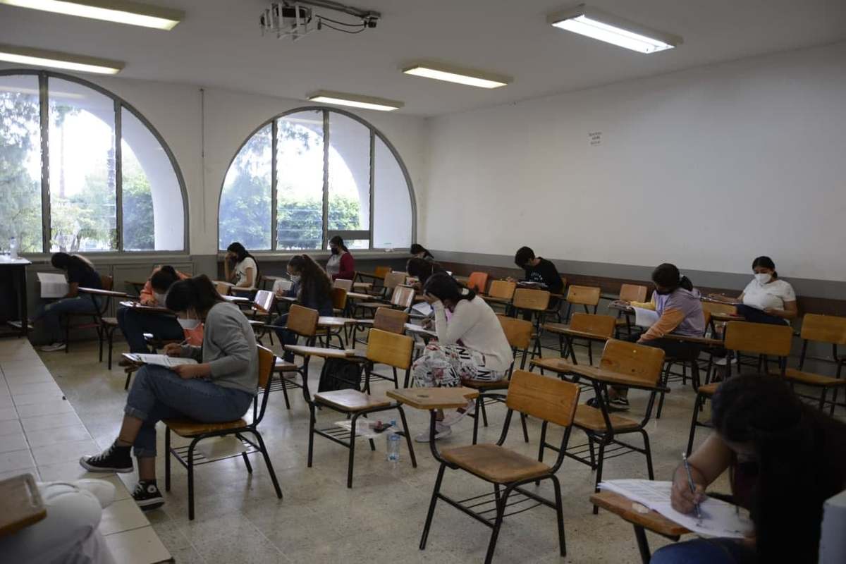 La joven fue sorprendida y retirada del lugar. (UMSNH)