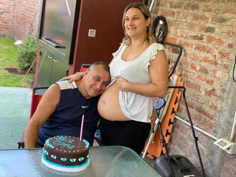 Paola Nucci junto a su padre, Salvador Nucci, mientras esperaban el embarazo. (Especial)