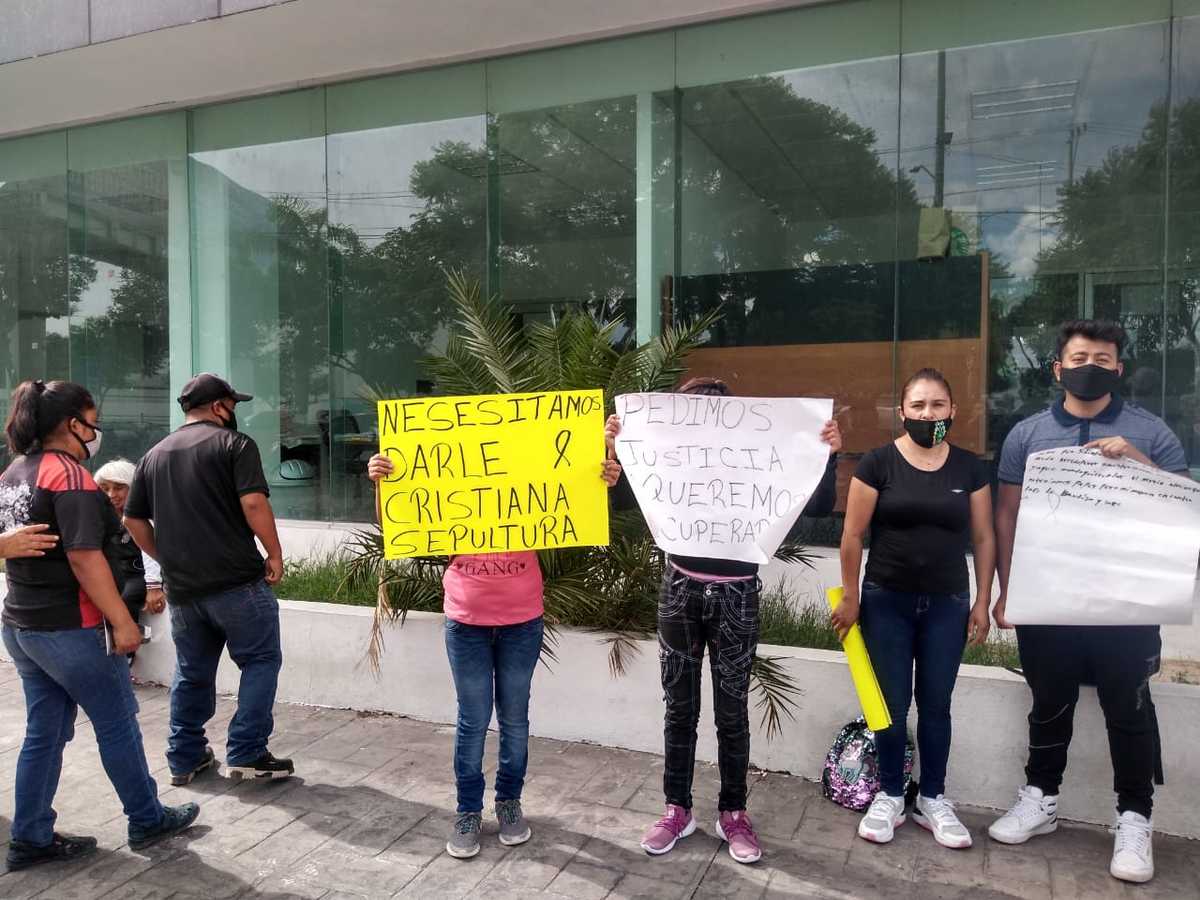 En Tehuacán, familiares de occiso se manifiestan; exigen que les entreguen el cadáver. (Apolonia Amayo)
