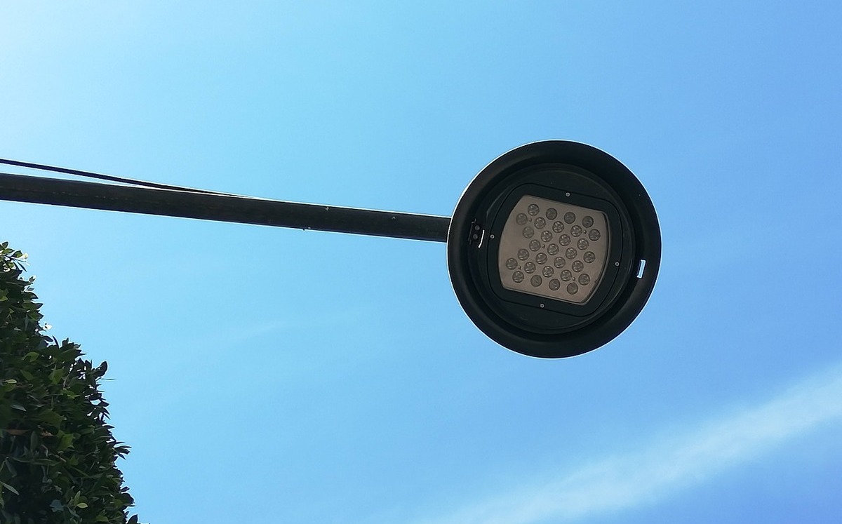 Destaca el alcalde de León beneficios de luminarias inteligentes LED