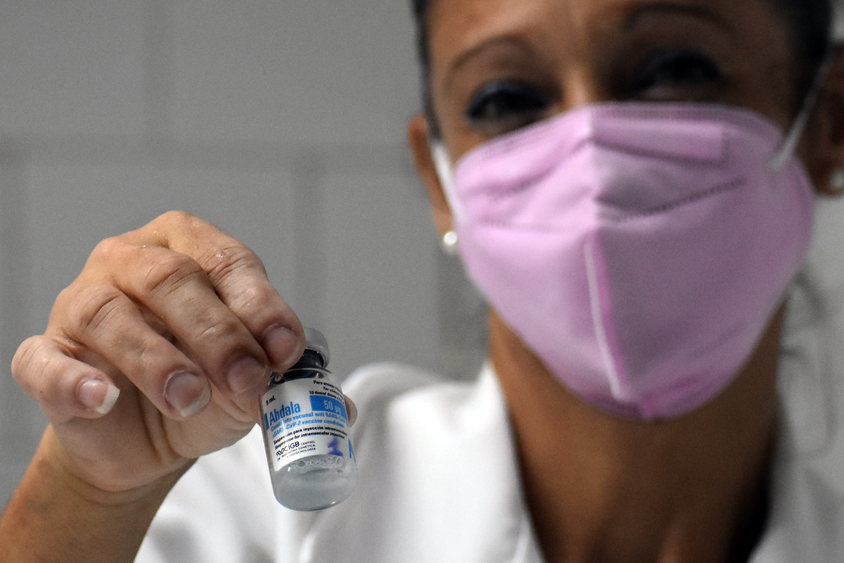 Frasco de la vacuna Abdala contra el covid-19. (Xinhua)