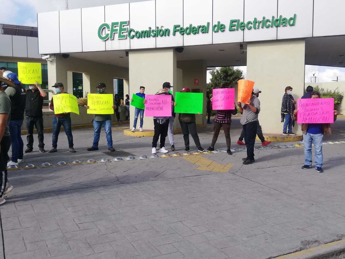 Locatarios del Mercado Amalucan se manifiestan en CFE. (Missael Mora)