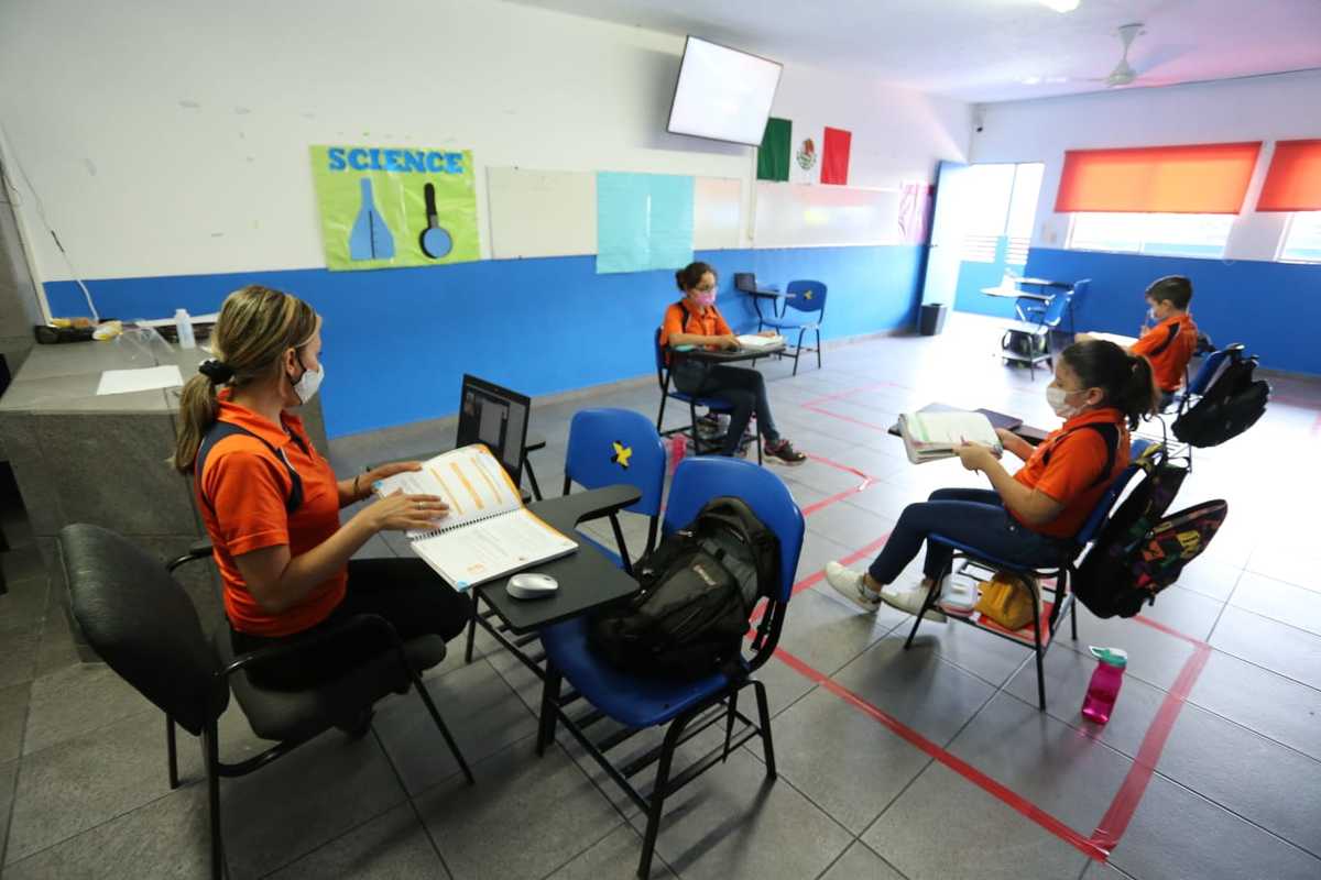 Tras 15 meses sin clases presenciales, niños vuelven a colegio. Foto: Roberto Alanís