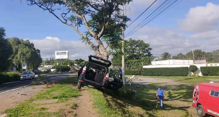 Un muerto y dos heridos, saldo de choque de presunto taxi pirata en Atlixco. (Especial)