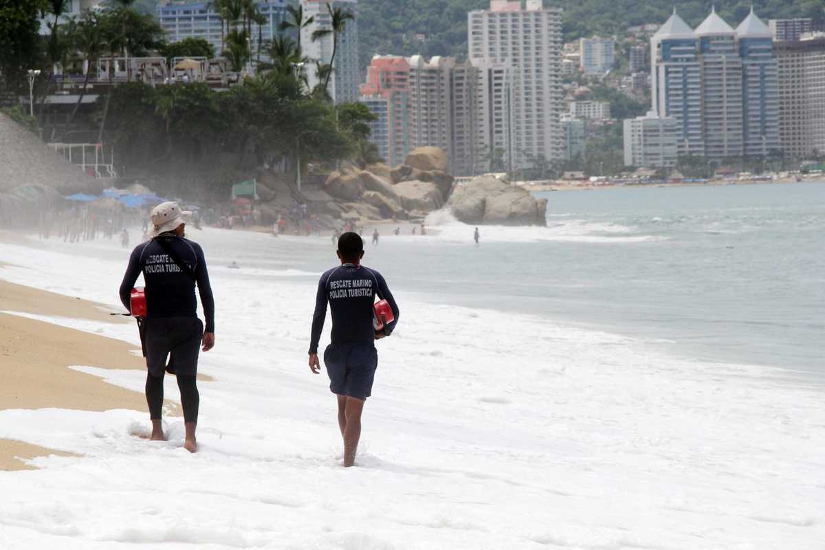 Protección civil alerta a ciudadanos sobre Mar de Fondo en las costas de Guerrero (Javier Trujillo)