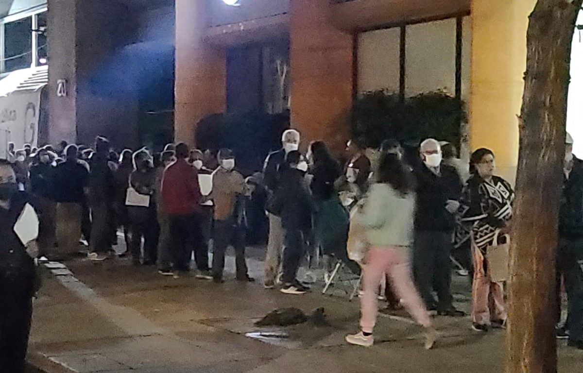 Los adultos mayores forman largas filas a fuera de la Secretaría del Bienestar. | César Velázquez