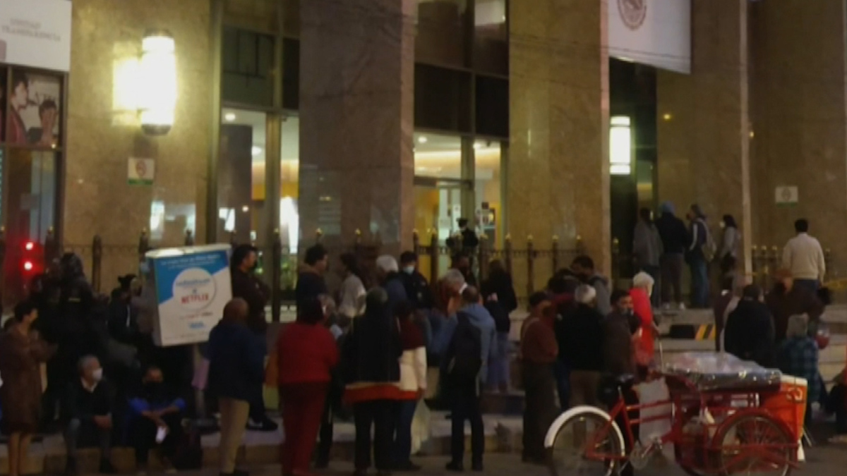 Adultos mayores realizan largas filas para tramitar tarjeta de apoyo