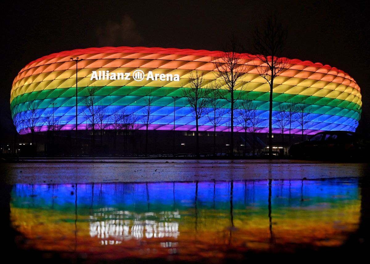 Allianz Arena iluminado con los colores de la comunidad LGBT (Reuters)