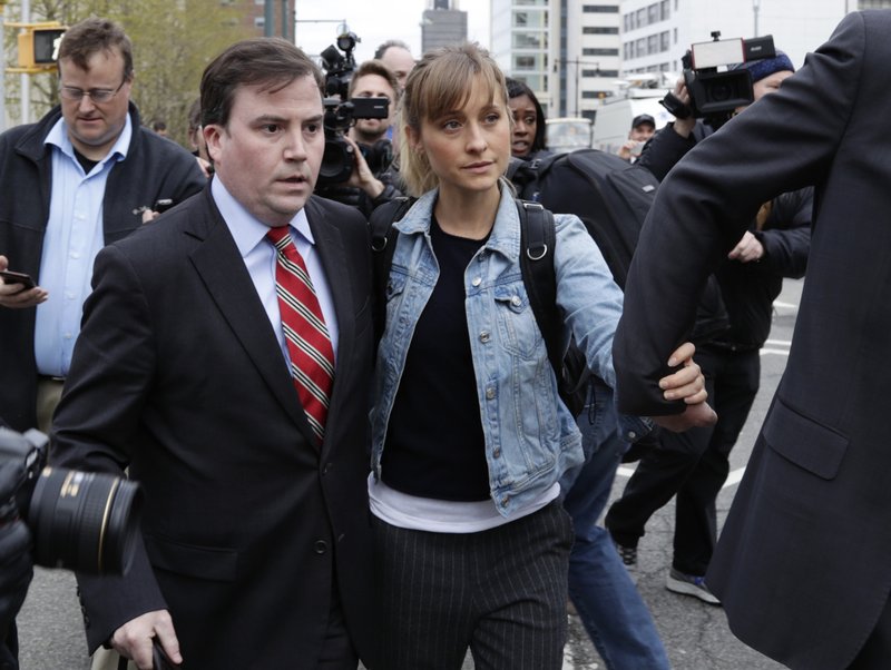 Allison Mack junto a sus asesores judiciales. | Archivo, AP