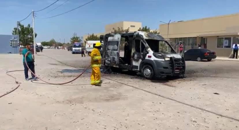Bomberos acudieron a sofocar el incendio, pero no lograron salvar la ambulancia. (Especial)