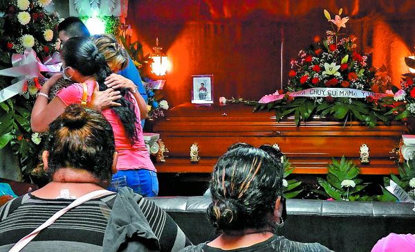 Familiares y amigos despiden a Ángel Fernando Ruiz Flores, uno de las víctimas de la masacre. EFE