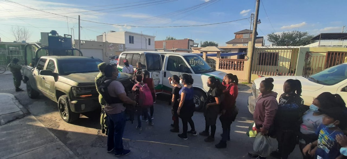 Migrantes liberados en Miguel Alemán. (Cortesía)