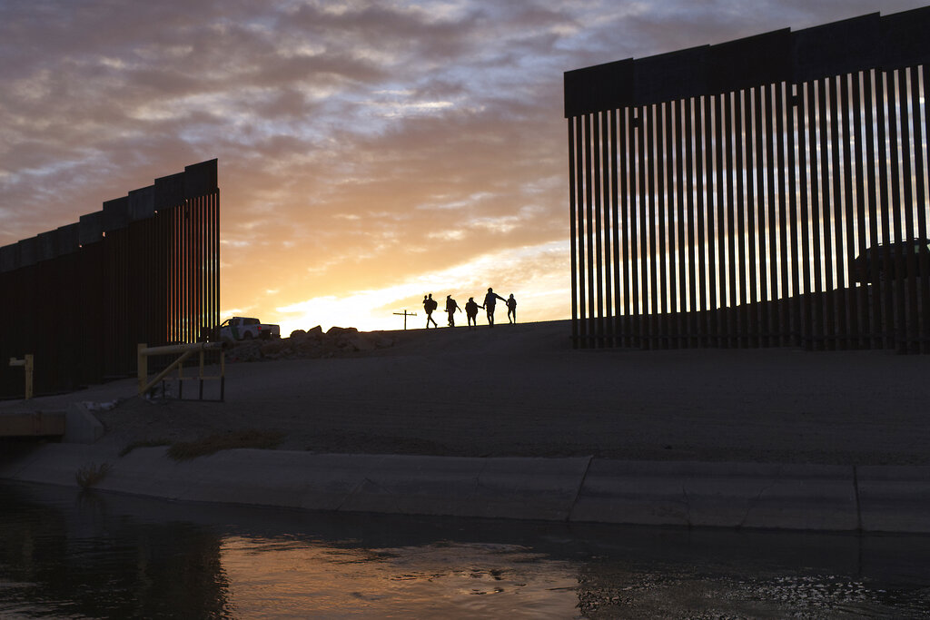 Los migrantes llevan esperando en la frontera con Estados Unidos para el tratamiento de su situación migratoria. (AP)