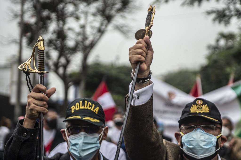 Los ex militares en Perú denuncia que hay fraude electoral. (AFP)