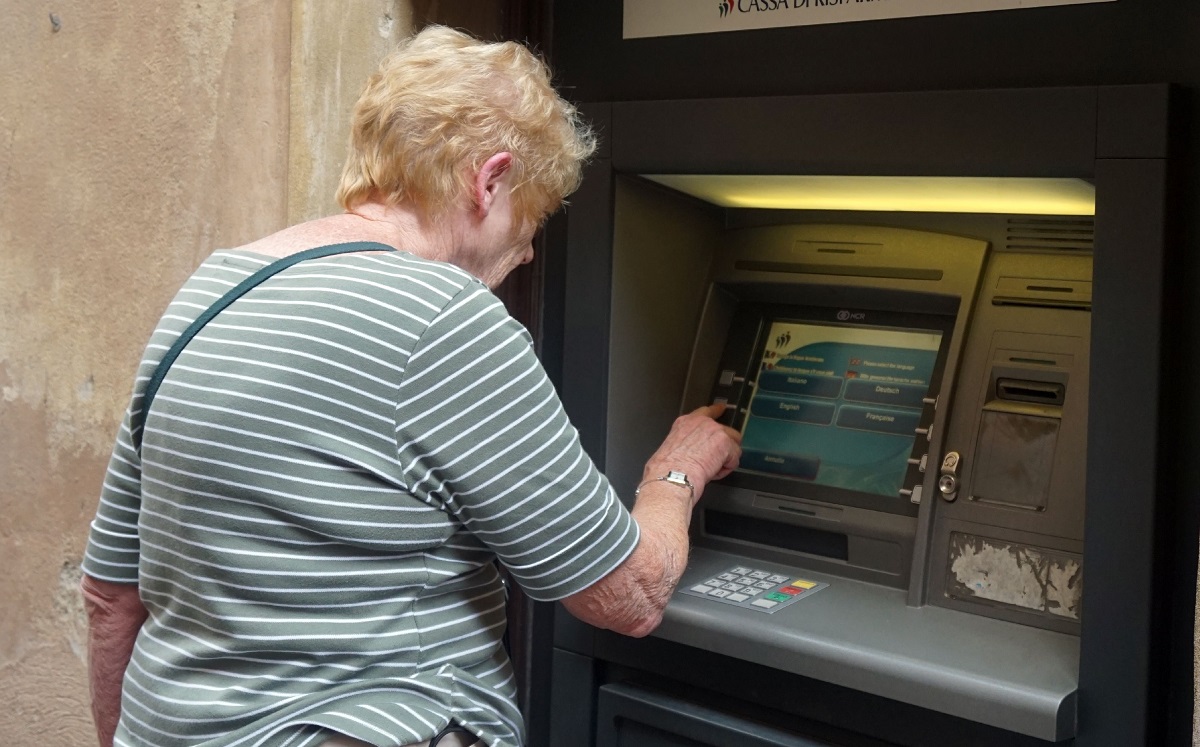 La mujer acudió al cajero automático para retirar 20 dólares. (Getty Images)
